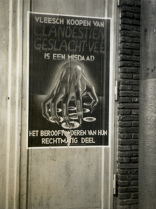 97787 Afbeelding van het affiche met de tekst 'vleesch koopen van/ clandestien/ geslacht vee/ is een misdaad/ het ...